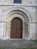 Saint-Martin-de-Bréthencourt : porche de l'église